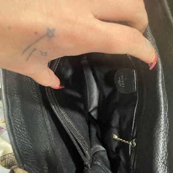 GUCCI Elegant Black Leather Tote Bag with Scarf - Picture 12 of 13